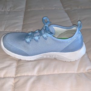 New Oofos. Worn only a handful of times. RUNS SMALL!!  Size 7